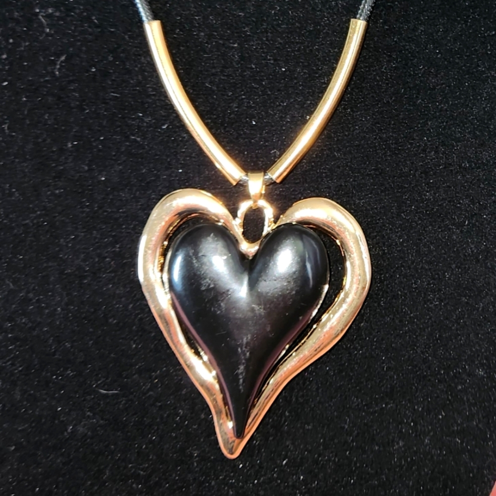 Black Heart Pendant Necklace (G33)